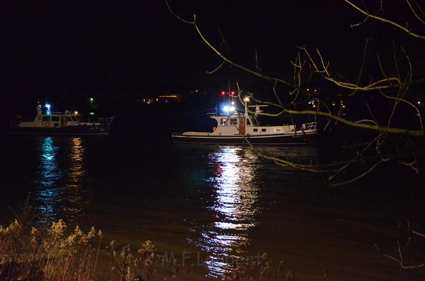 Einsatz BF Koeln PKW im Rhein Mondorf Hersel P153.JPG